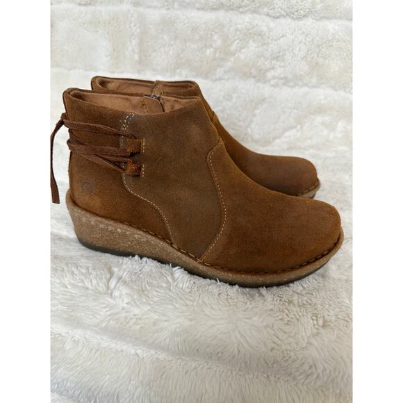 Born Viana Sz 7 Suede Rubber Sole Bootie Comfy Pull on Zipper side Brown Wedge - Picture 5 of 6
